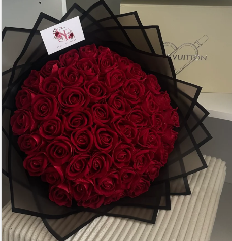 Bouquet rond de roses rouges en velours avec emballage noir et carte Sevia Flowers