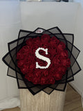 Bouquet Signature Initiale SEVIA – roses rouges, emballage noir coréen, initiale en gypsophile
