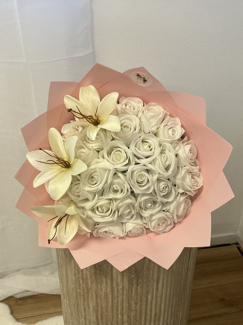 Bouquet Signature Lys Blanc SEVIA – roses blanches et lys, emballage rose