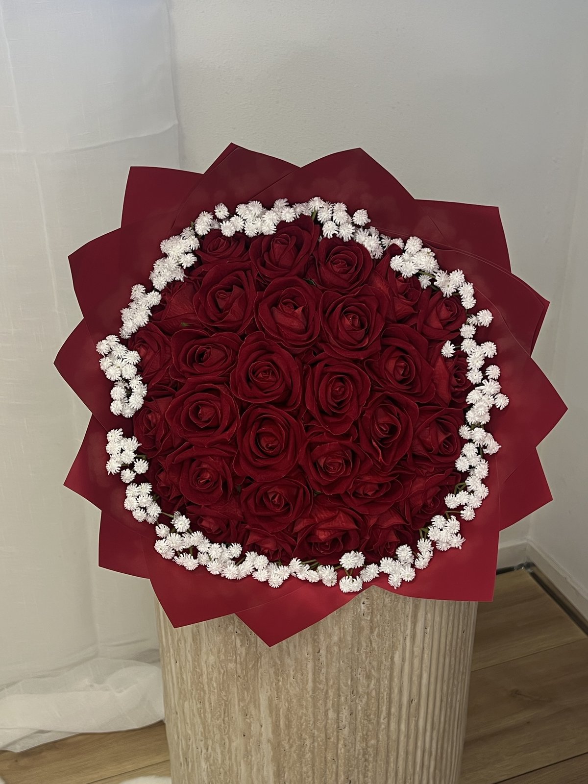 Bouquet Signature Nuage SEVIA – roses rouges entourées de gypsophile, emballage rouge