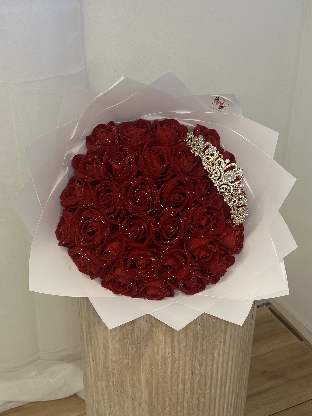 Bouquet Signature Princesse SEVIA – roses rouges, couronne et paillettes, emballage blanc